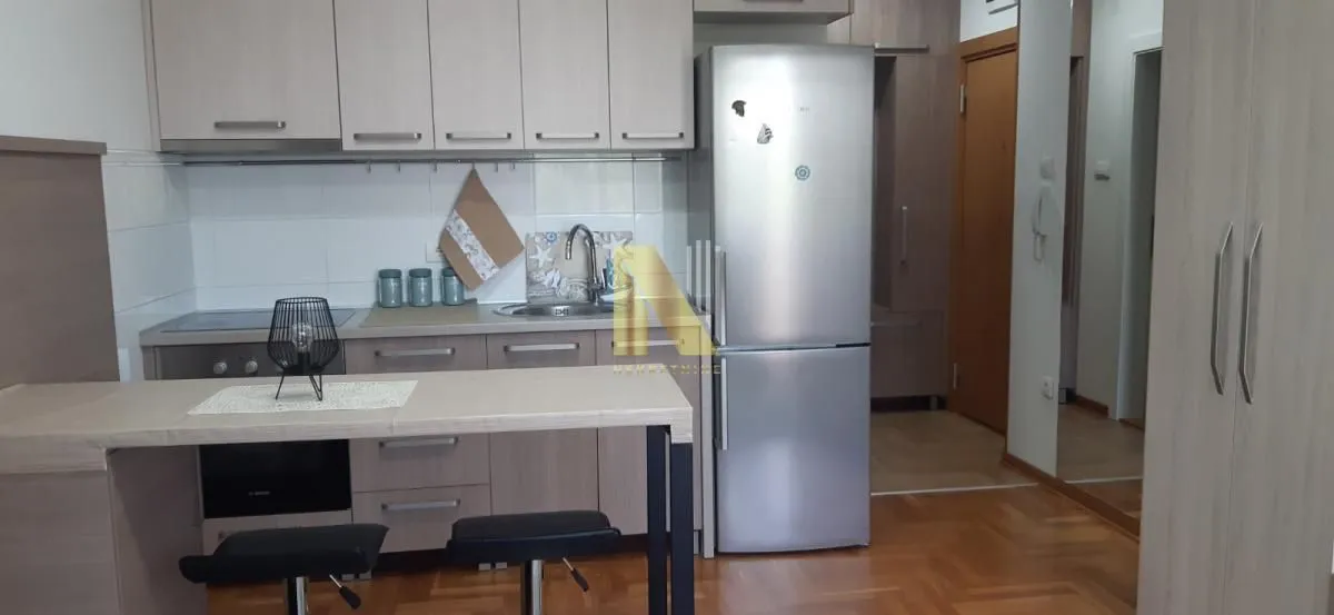 Izdavanje, garsonjera, 27m², Salajka, Novi Sad Sve Podlokacije