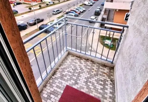 Balkon sa metalnom ogradom i pogledom na ulicu i parking. - image 6
