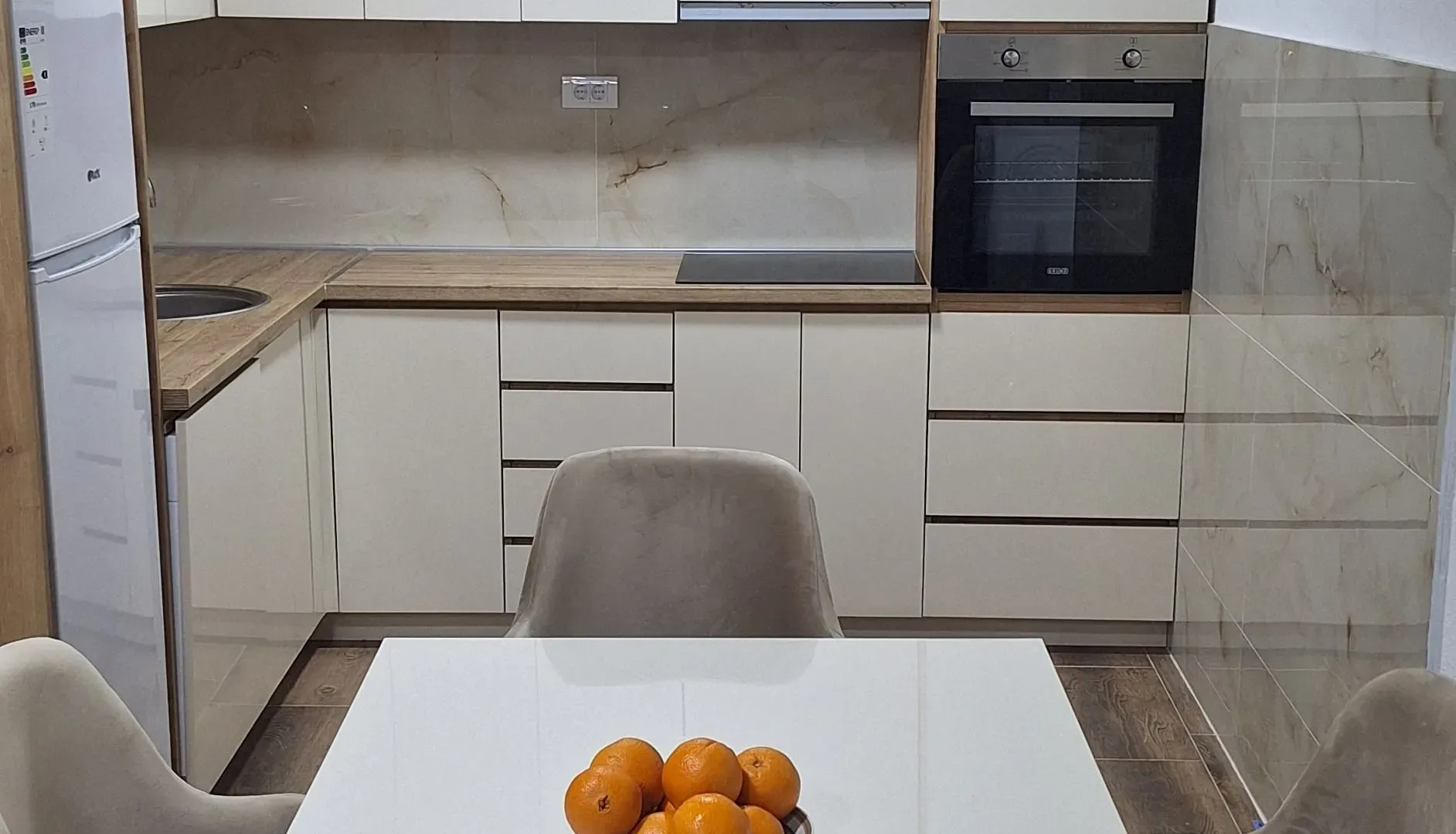 Izdavanje, kuća, 70m², Radanovići, Kotor