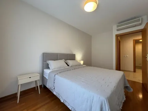 Izdavanje, četvorosoban stan, 200m², Gorica C, Podgorica - image 6