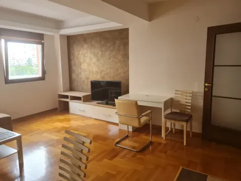 Dnevna soba sa parketom, TV komodom i stolom za rad. - image 2