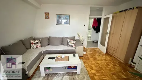 Dnevna soba sa garniturom za sedenje, stočićem i velikim garderoberom. - image 3
