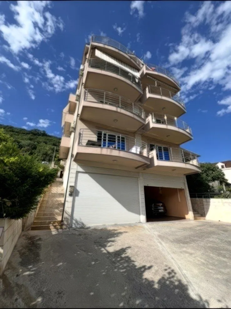 Izdavanje, trosoban stan, 130m², Igalo, Herceg Novi