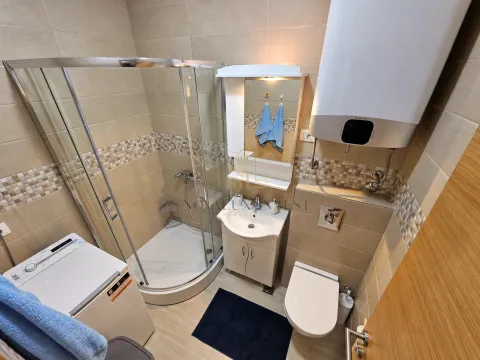 Kompaktno kupatilo sa tuš kabinom, umivaonikom, wc šoljom i bojlerom. - image 9
