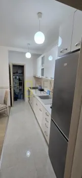 Moderna kuhinja sa bijelim elementima i frižiderom. - image 6