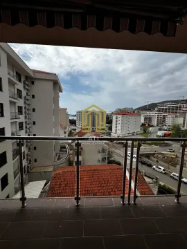 Pogled sa terase na okolne zgrade i gradski pejzaž. - image 2