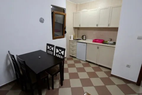Kuhinja sa trpezarijskim stolom i stolicama. - image 6