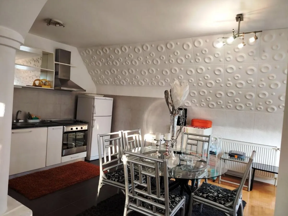 Izdavanje, trosoban stan, 90m², Centar, Niš