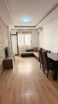Dnevni boravak sa garniturom, trpezarijskim stolom i TV komodom. - image 9