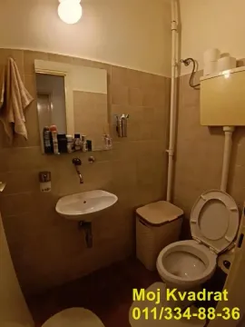 Manje kupatilo sa umivaonikom, ogledalom i toaletom. - image 12