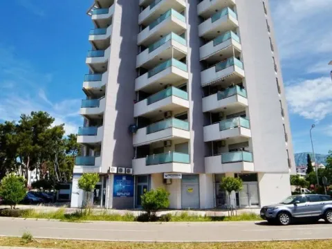 Izdavanje, jednosoban stan, 58m², Centar, Bar - image 2