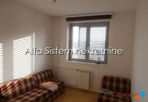Manja dnevna soba sa kaučem, foteljom i prozorom. - image 14