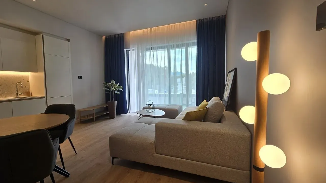 Izdavanje, dvosoban stan, 93m², Tivat, Crna Gora