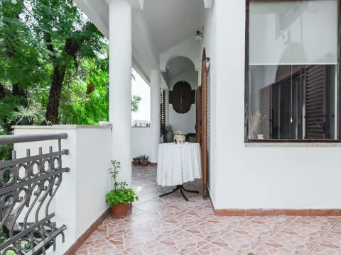 Izdavanje, četvorosoban stan, 300m², Gorica C, Podgorica - image 3