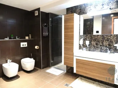 Izdavanje, četvorosoban stan, 178m², Tološka šuma, Podgorica - image 10