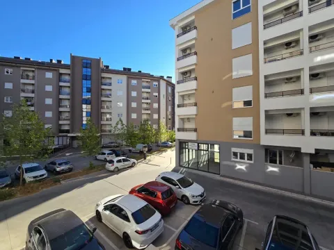 Pogled sa terase na zgrade i parking ispred stambenog kompleksa. - image 10