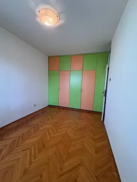 Prazna spavaća soba sa parketom i ugradnim plakarom. - image 18