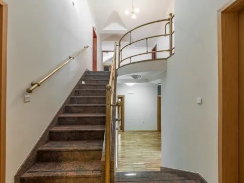 Izdavanje, kuća, 370m², Zabjelo, Podgorica - image 29