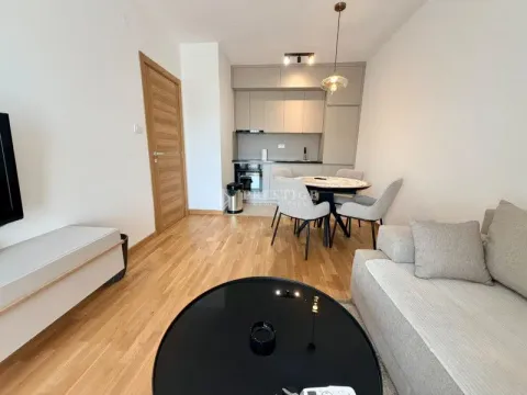 Moderan dnevni boravak sa trpezarijom i kuhinjom. - image 3