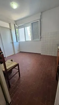 Manja prazna kuhinja sa pločicama na podu i na zidu. - image 6