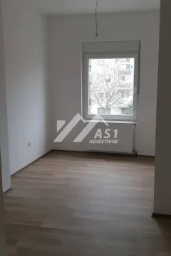 Prazna soba sa laminatom i prozorom. - image 3