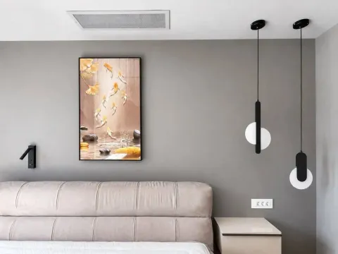 Detalj spavaće sobe sa krevetom, umjetničkom slikom i visećim lampama. - image 4