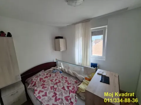 Manja spavaća soba sa krevetom i prozorom. - image 4