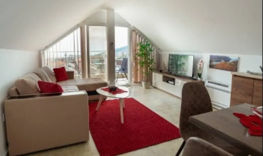 Izdavanje, dvosoban stan, 61m², Podkošljun, Budva