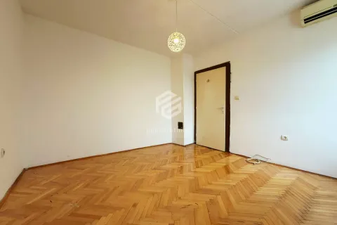 Prazna soba sa parketom i ulaznim vratima. - image 10