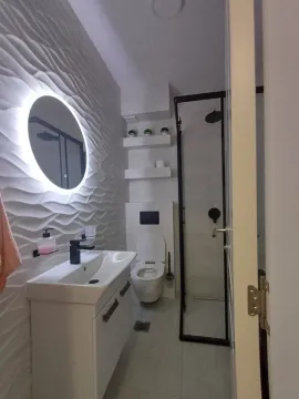 Moderne kupatilo sa umivaonikom, tuš kabinom i ugradnim wc šoljom. - image 9