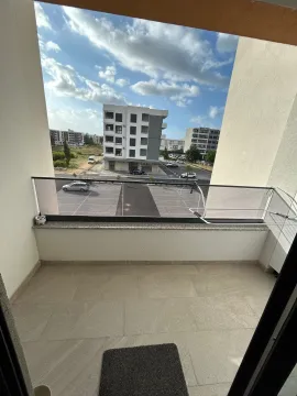 Pogled sa balkona na okolne zgrade i parking. - image 3