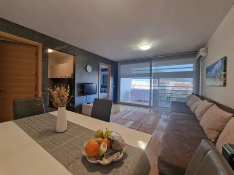 Izdavanje, jednosoban stan, 54m², Budva, Crna Gora