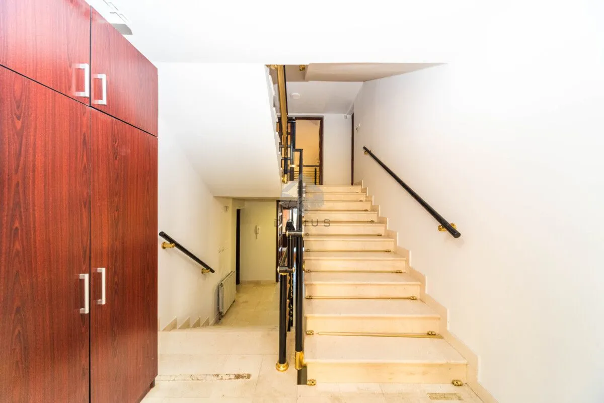 Izdavanje, kuća, 380m², Gorica C, Podgorica