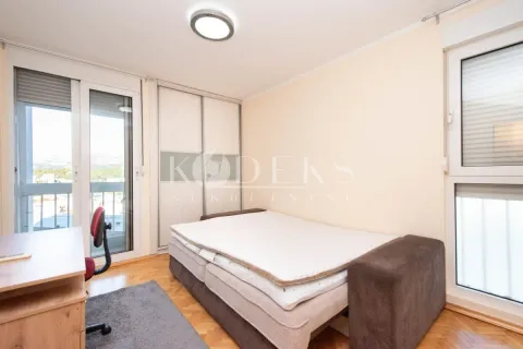Spavaća soba sa krevetom, garderoberom, radnim stolom i izlazom na terasu. - image 7