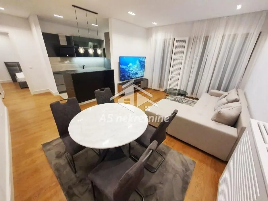 Izdavanje, dvosoban stan, 67m², Savski Venac, Beograd