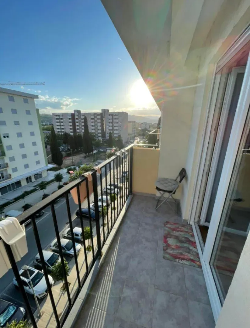 Izdavanje, jednosoban stan, 40m², Pobrežje, Podgorica
