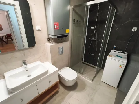 Moderne kupatilo sa tuš kabinom, umivaonikom, WC šoljom i bojlerom. - image 8