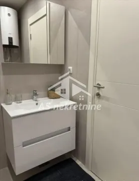 Manje kupatilo sa umivaonikom, ogledalom i belim ormarićem. - image 20