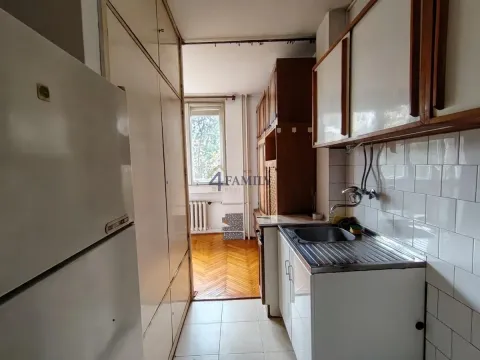 Manja kuhinja sa sudoperom, elementima i frižiderom. - image 7