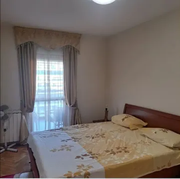 Jednostavna spavaća soba sa bračnim krevetom i zavjesama na prozoru. - image 6