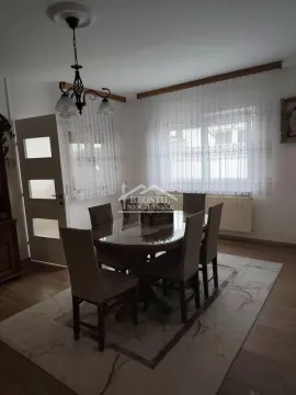 Trpezarija sa stolom i stolicama, prozorom i lusterom. - image 4
