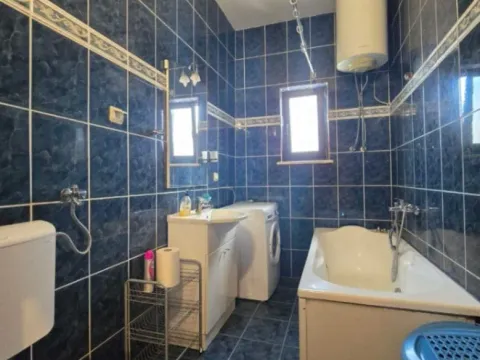 Izdavanje, kuća, 170m², Gornja Gorica, Podgorica - image 6