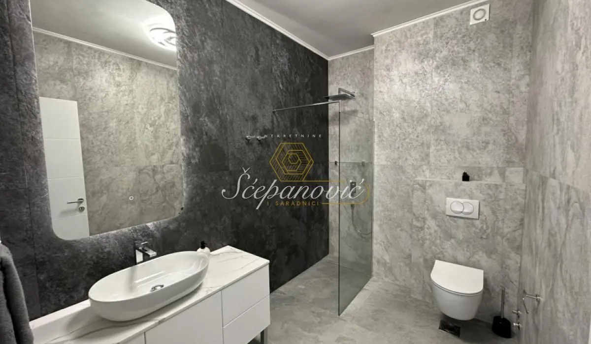Izdavanje, četvorosoban stan, 164m², Mišeluk, Petrovaradin