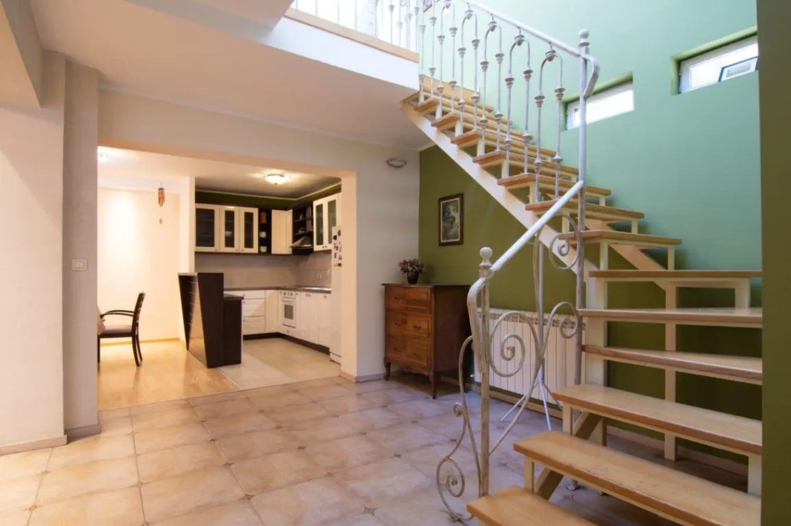 Izdavanje, kuća, 230m², Bezanijska Kosa 1, Bežanijska Kosa Sve Podlokacije