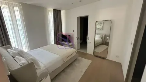 Namještena spavaća soba sa bračnim krevetom, televizorom i velikim ogledalom. - image 14