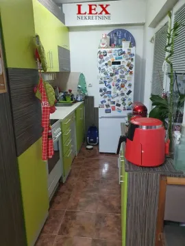 Manja kuhinja sa zelenim elementima i ugradnim uređajima. - image 6