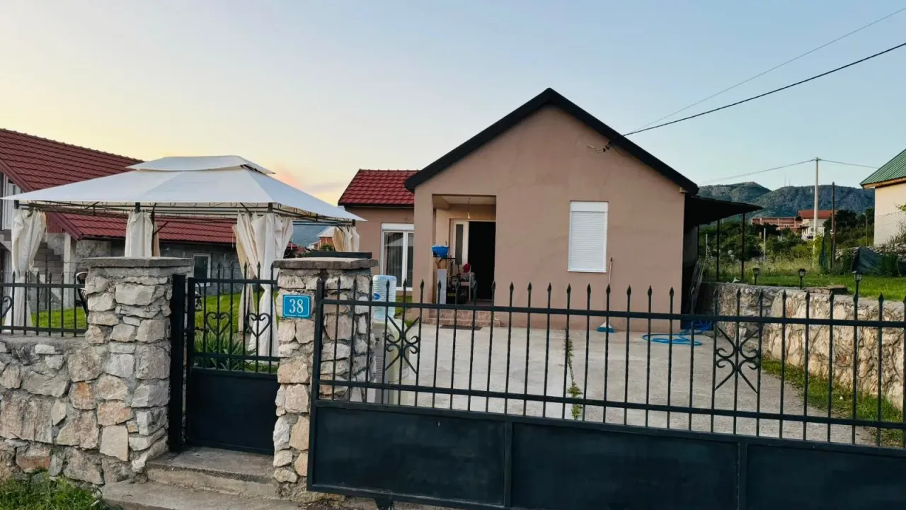 Rent, house, 100m², Ostalo, Podgorica
