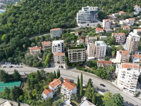 Sale, one bedroom apartment, 43m², Bečići, Budva - image 2