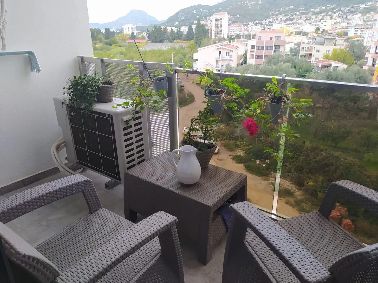 Furnished terrace with seating furniture and a view of the surroundings.