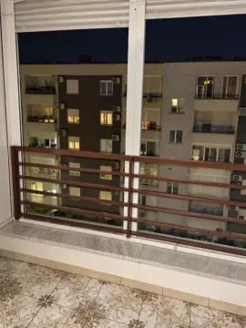 Pogled sa zastakljenog balkona na susjedne stambene zgrade u noćnim uslovima. - image 6